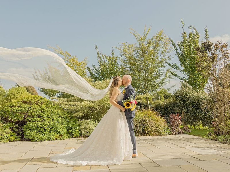 bride-with-long-veil